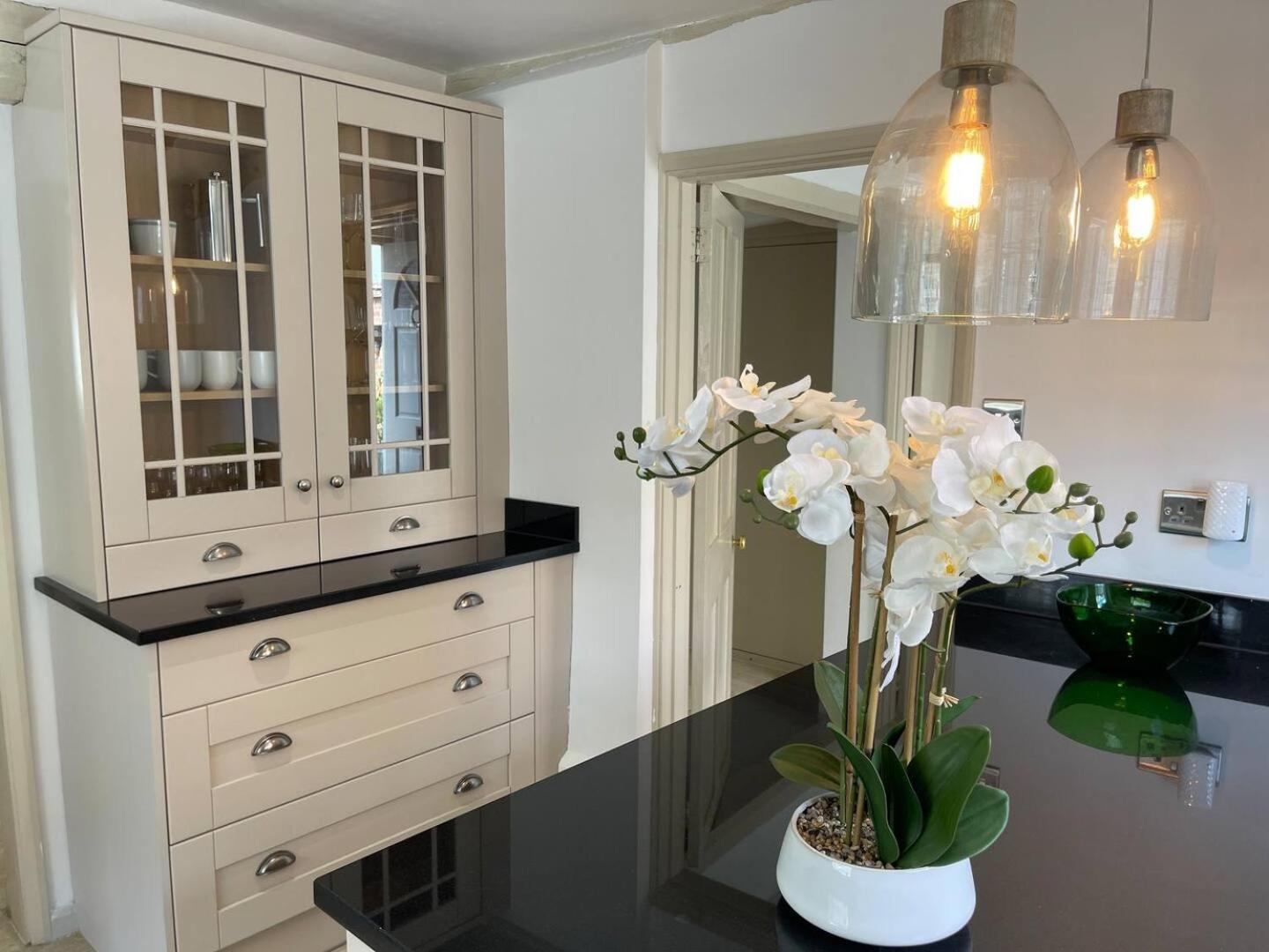Elegant Oak Beamed House In Pretty Village - Cambridge Homehost Buckden  Bagian luar foto