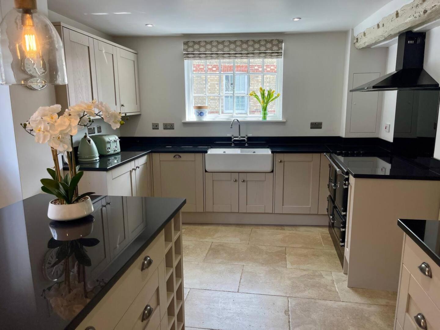 Elegant Oak Beamed House In Pretty Village - Cambridge Homehost Buckden  Bagian luar foto