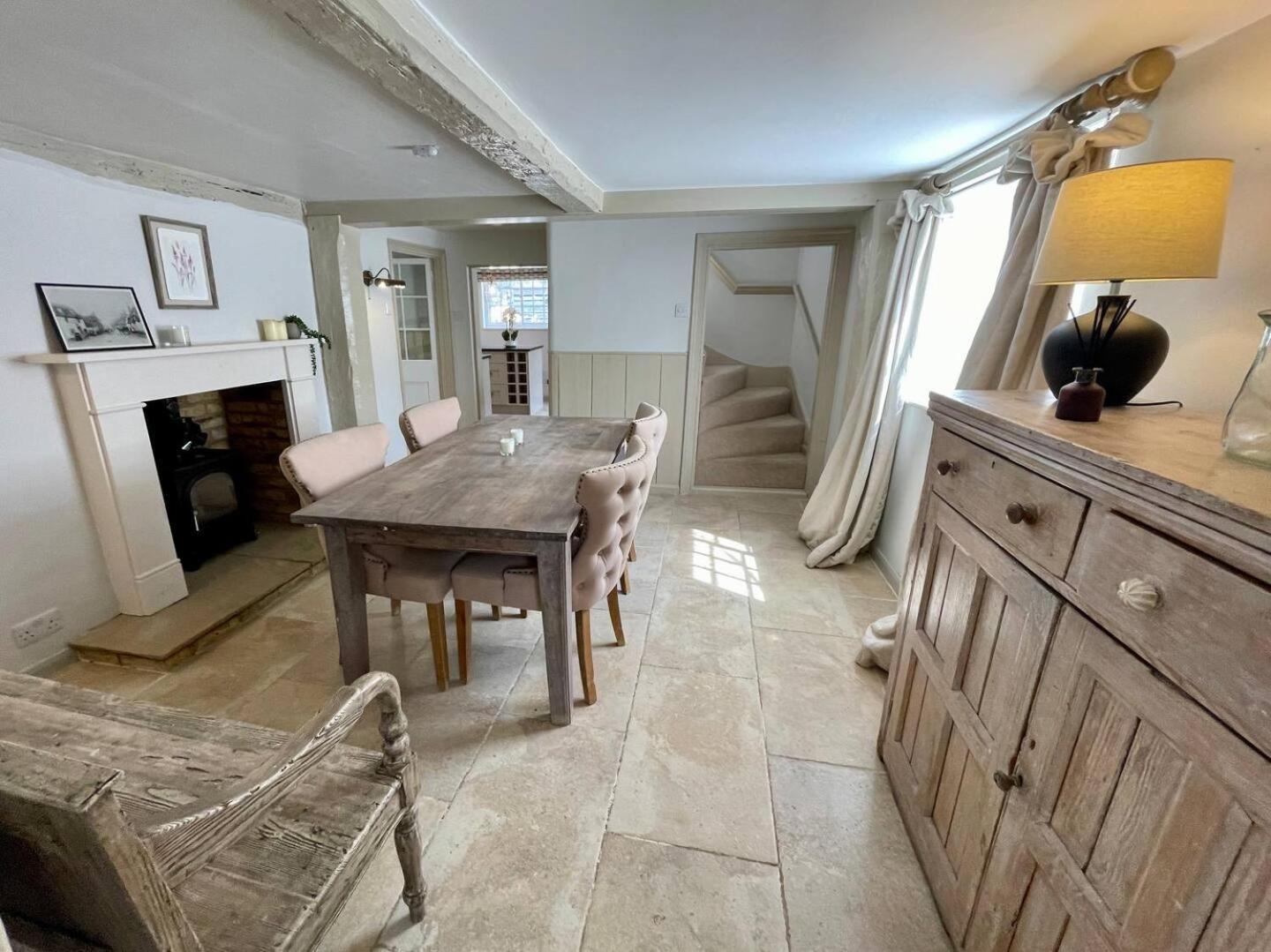 Elegant Oak Beamed House In Pretty Village - Cambridge Homehost Buckden  Bagian luar foto