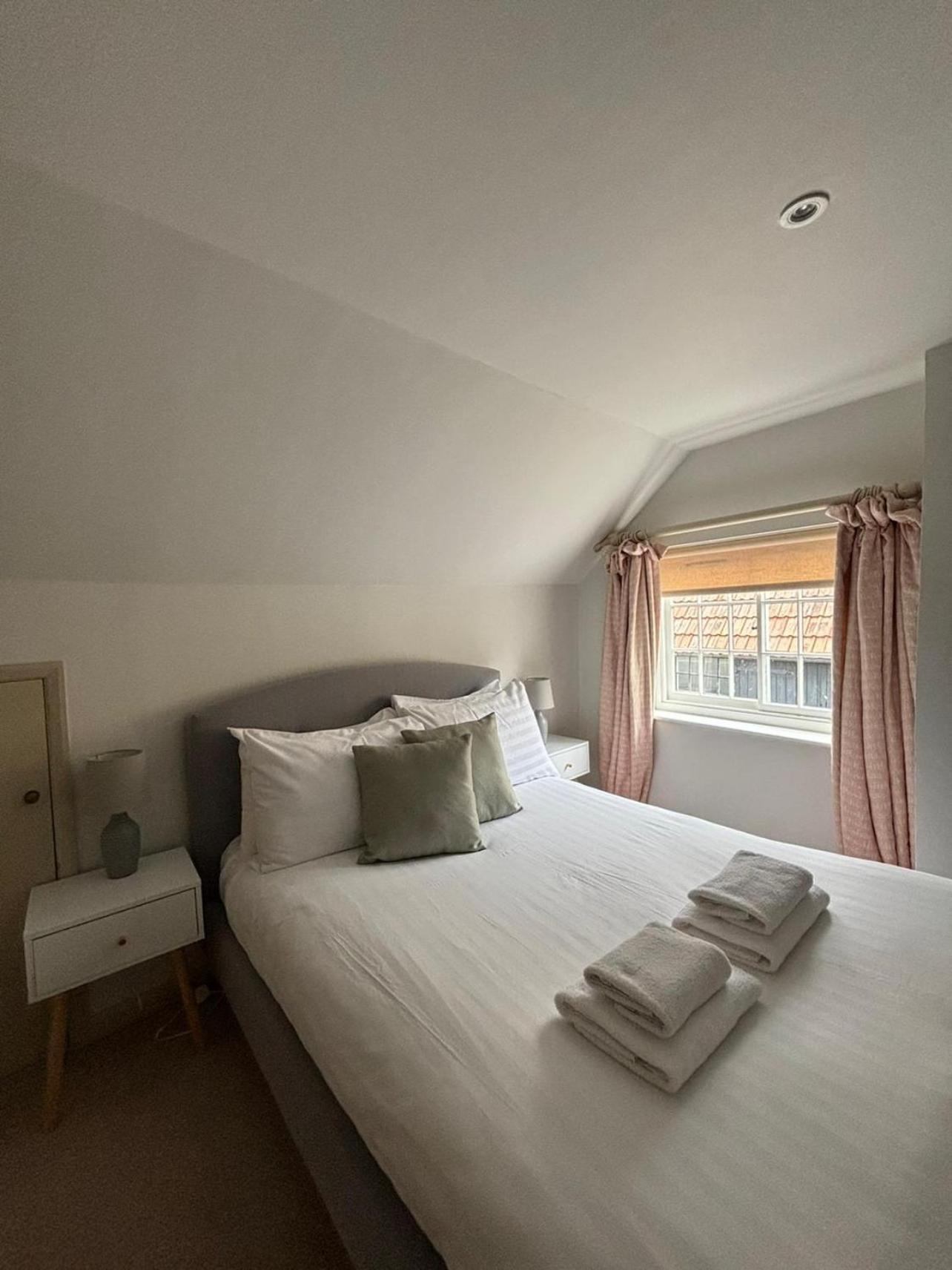 Elegant Oak Beamed House In Pretty Village - Cambridge Homehost Buckden  Bagian luar foto
